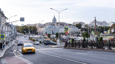 Moskova, Rusya - 29 Ağustos 2021: Moskova 'daki Rozhdestvensky Bulvarı' ndan Trubnaya meydanının panoramik görüntüsü