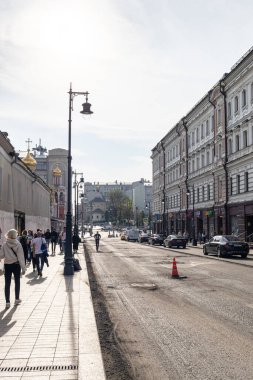 Moskova, Rusya - 31 Ağustos 2021: Moskova 'nın Kitai-Gorod kentinde yaz aylarında Solyanskiy' in yenilenmesi ve All Saints ve Slavyanskaya Meydanı Kilisesi manzarası