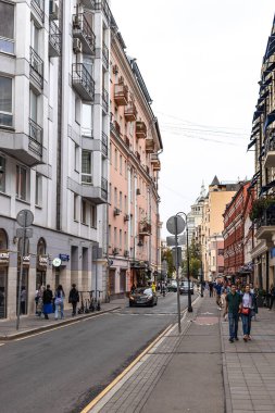 Moskova, Rusya - 21 Ağustos 2021: Moskova 'da Malaya Bronnaya Caddesi, bulutlu yaz gününde. Modern adı burada 16. yüzyılın başında Bronnaya (Zırh) Sloboda tarafından verilmiştir.