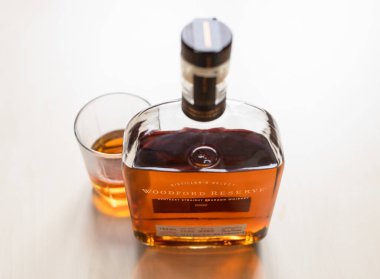 Moskova, Rusya - 22 Eylül 2021: Açık kahverengi masada bir şişe Woodford Reserve viski. Kaliteli burbon yapımı 1812 'de Woodford Reserve Damıtımevinde başladı.