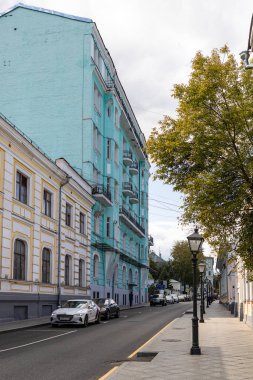Moskova, Rusya - 23 Ağustos 2021: Uspensky Yolu, Kronenblekh 'in 11 numaralı yeşil apartman dairesi, 1912' de mimar Zeligson tarafından Moskova 'da yaz günü inşa edildi.