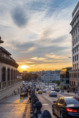 Moskova, Rusya - 29 Ağustos 2021: Günbatımında Moskova 'da gıda mahkemesi merkez pazarı yakınlarındaki Rozhdestvensky Bulvarı manzarası. Batıdaki Trubnaya Meydanı 'ndan doğudaki Sretenskie Vorota Meydanı' na kadar uzanır.