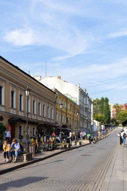 Moskova, Rusya - 31 Ağustos 2021: Güneşli yaz gününde Moskova 'daki Zabelina Caddesi manzarası. 1631 'de Icon pereulok adını aldı, 1961' e kadar İvanovsky Manastırı boyunca Bolşoy İvanovsky Yolu boyunca uzandı.