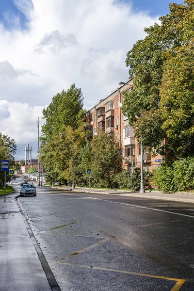 Moskou Rusland September 2021 Uitzicht Natte Weg Van Straat Van — Stockfoto