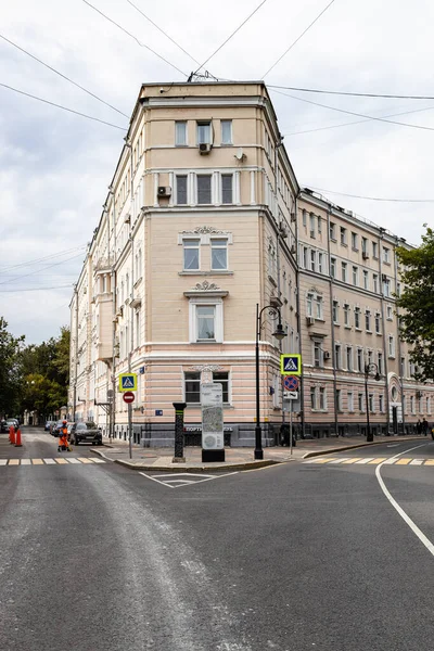 2021年8月21日 俄罗斯莫斯科斯皮里多诺夫卡街和格拉纳特尼 佩罗洛克街角的房子景观 斯皮里多诺夫卡街出现在18世纪初的莫斯科 — 图库照片