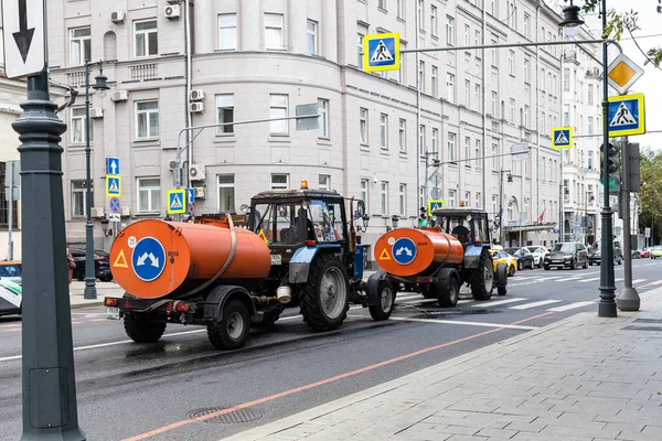 モスクワ ロシア 2021年8月23日 夏のモスクワ市内のマラヤ ドミトロフカ通りの市営散水機 — ストック写真