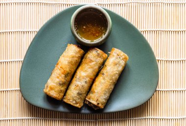 Porsiyon kızarmış Mon Nem, Vietnam usulü kızarmış çıtır börek yeşil tabakta.