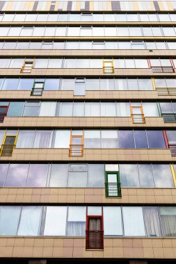 Moskova 'da camlı balkonları olan yüksek katlı apartman cephesi