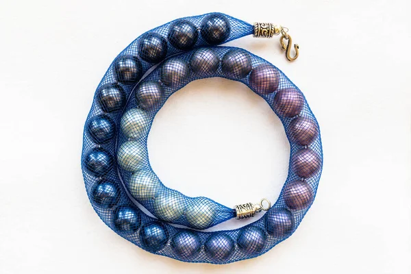 Vista Superior Collar Perlas Artificiales Espiral Malla Joyería Azul Sobre —  Fotos de Stock