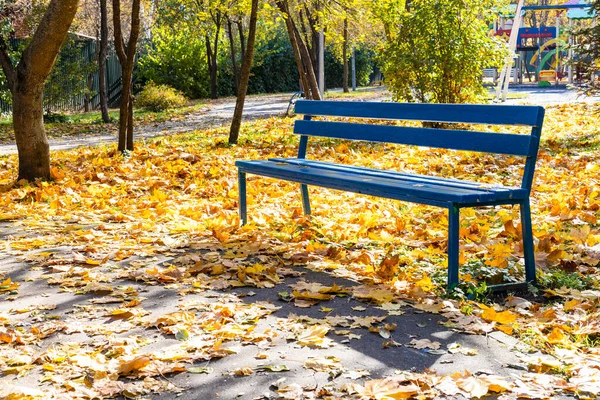 Prázdná Dřevěná Lavička Blízkosti Stezky Městském Parku Slunečného Podzimního Dne — Stock fotografie