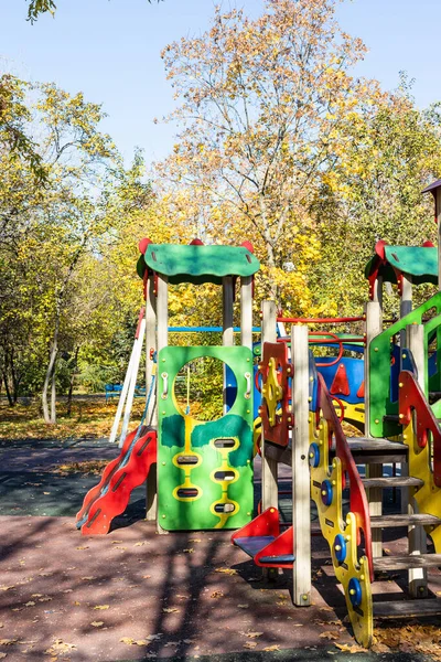 Kleurrijke Houten Ritten Glijbanen Huizen Kinderspeelplaats Openbaar Stadspark Zonnige Herfstdag — Stockfoto