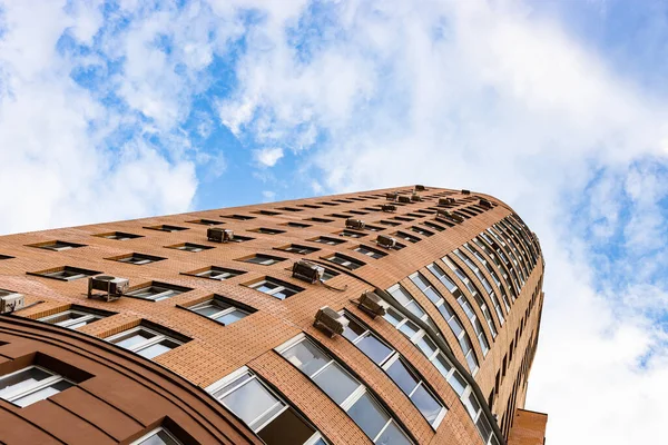 Bottom View High Rise Brick House White Clouds Blue Sky — Stock Photo, Image