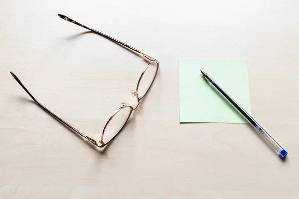 Vue Dessus Des Lunettes Stylo Bleu Simple Sur Feuille Verte — Photo