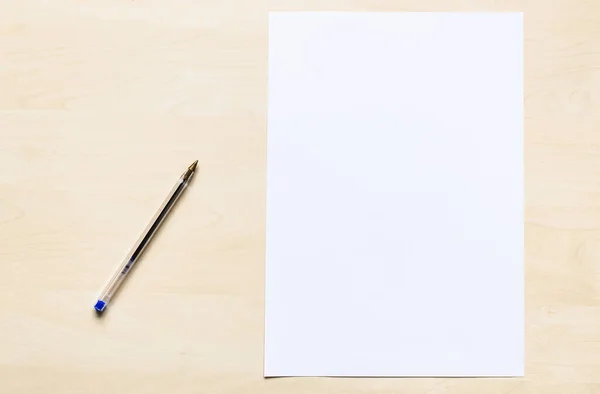Bovenaanzicht Van Plastic Pen Blanco Vel Wit Kantoorpapier Lichtbruin Houten — Stockfoto
