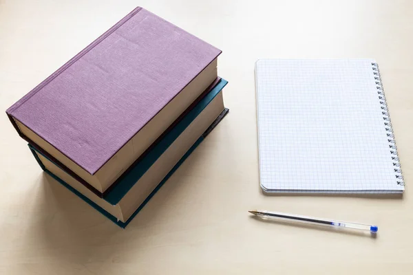 Vista Superior Dos Libros Gruesos Pluma Cuaderno Espiral Blanco Con —  Fotos de Stock