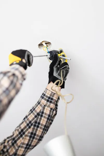 Electrician Fixes Electrical Wiring Ceiling Lamp Home — Stock Photo, Image