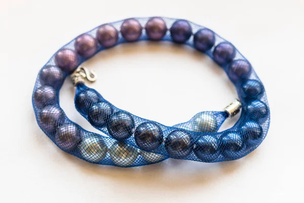 Collier Perles Artificielles Maille Bijoux Bleue Près Sur Papier Blanc — Photo