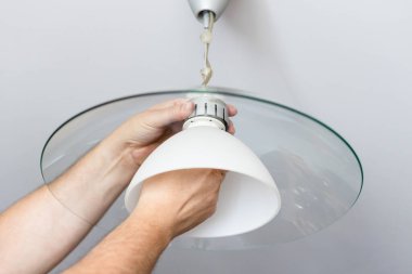 Erkekler evlerinde abajur takarlar.