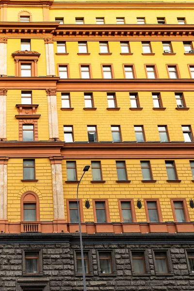 晚上在莫斯科市Bolshaya Lubyanka街俄罗斯联邦安全局大楼的黄色立面 — 图库照片