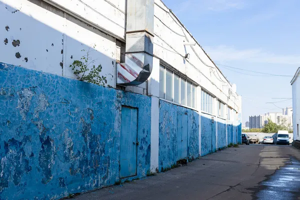 Murs Peints Shabby Entrepôt Dans Matinée Été — Photo