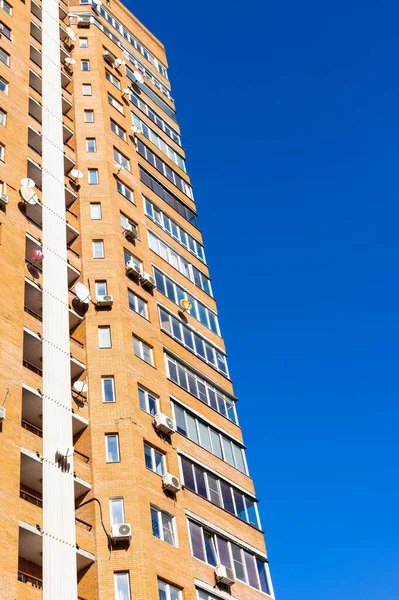 Edificio Apartamentos Gran Altura Cielo Azul Día Soleado —  Fotos de Stock