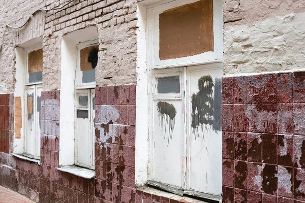 Gevel Van Oude Armoedige Bakstenen Huis Betegeld Met Vervuilde Tegels — Stockfoto