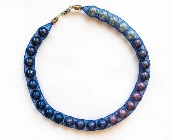 Vista Superior Collar Perlas Artificiales Redondas Malla Joyería Azul Sobre — Foto de Stock