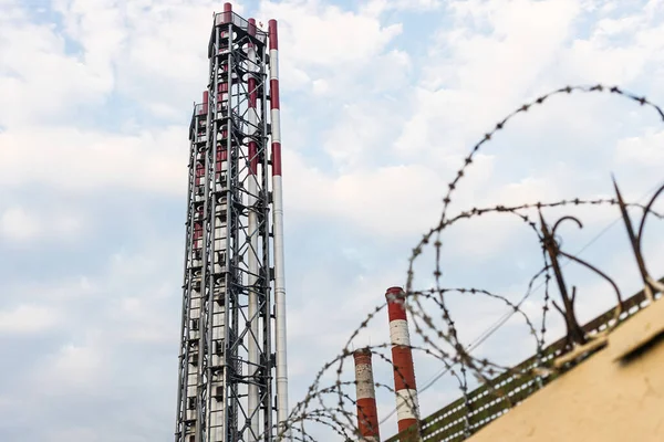 Fabrieksschoorstenen Tegen Blauwe Lucht Met Witte Wolken Achter Geel Hek — Stockfoto