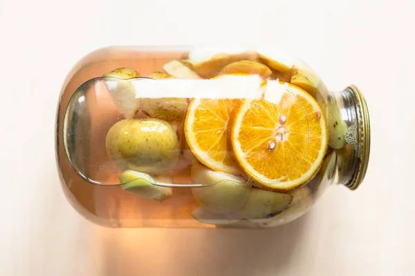 Ovanifrån Liggande Liters Glasburk Hemmagjord Kompott Tillverkad Skivade Färska Äpplen — Stockfoto