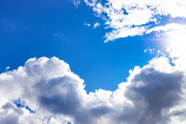 Nagy Felhő Borítja Nap Kék Nyári Napon — Stock Fotó