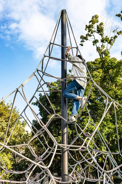 Chica Sube Cuerda Parque Infantil Patio Ciudad Día Soleado — Foto de Stock