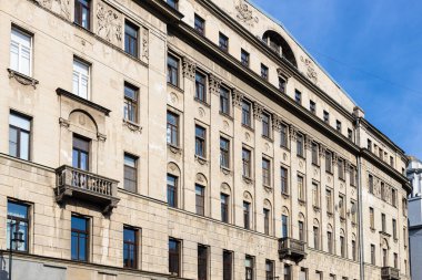 Güneşli bir günde Moskova 'nın Solyanka yarım caddesindeki eski apartman binasının kahverengi acade' si. 1911 'de inşa edilen Moskova Ticaret Derneği' nin eski karlı evi mimarlar Shervud, Alman ve Sergeev.