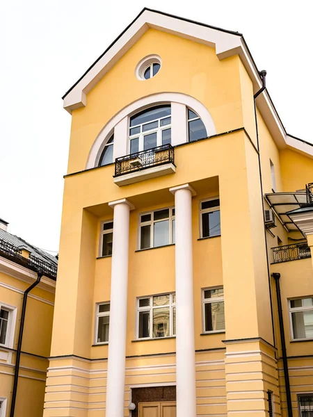 Yellow Facade Columns Building Rozhdestvenka Street Moscow City Evening — Stock Photo, Image