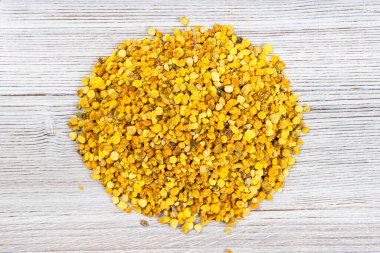 Doğal arı poleni yığınının üst görüntüsü Gri ahşap tahtaya yakın