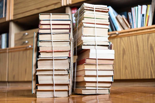 Dos Pilas Libros Viejos Atados Con Hilo Suelo Parquet Sala —  Fotos de Stock