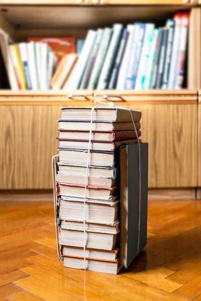 Stapel Alter Bücher Mit Seil Auf Parkettboden Neben Bücherregal Gebunden — Stockfoto