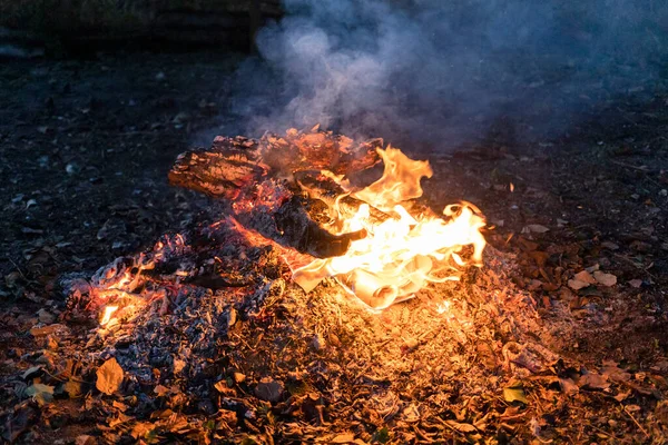 Bruciando Legna Ardere Mucchio Cenere Nel Giardino Campagna Tramonto — Foto Stock