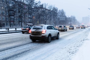 Moskova 'nın mavi kış günbatımında kaygan şehir yolunda trafik vardı.