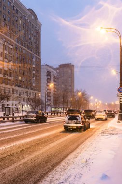 Moskova 'da kış akşamı kar yağarken kaygan şehir yolu