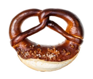Beyaz arkaplanda tuz kristalleri izole edilmiş bretzel üst görünümü