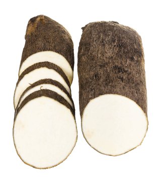 Dilimlenmiş Afrika yer elmasının beyaz arka planda izole edilmiş ön görüntüsü