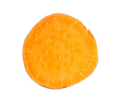 Beyaz arka planda izole edilmiş tatlı patates diliminin üst görüntüsü