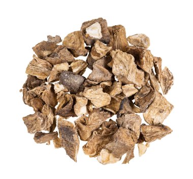 Beyaz arkaplanda izole edilmiş kurutulmuş hindiba kökleri yığınının üst görünümü