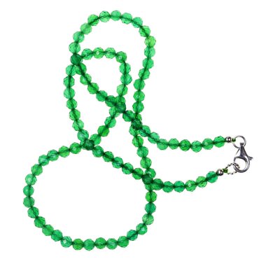 Zümrüt yeşili renkli akik boncuklardan el yapımı bir kolye. Beyaz arka tarafta izole edilmiş.