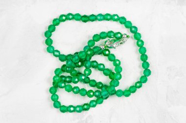 Zümrüt yeşili akik boncuklu gri beton tahtanın el yapımı kolyesi.