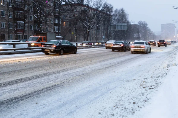 Trafik Snötäckt Stadsväg Blå Vinterskymning Moskva Stad — Stockfoto