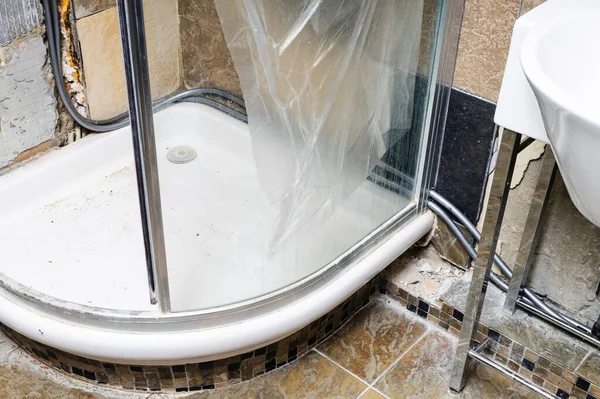 家用淋浴房高密度聚乙烯水管的临时分配 — 图库照片