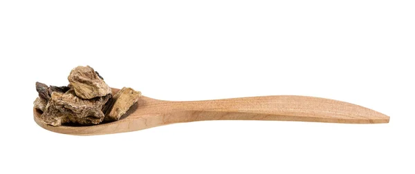 白い背景に隔離された木製のスプーンに乾燥したチコリの根の破片 — ストック写真