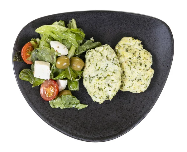 Draufsicht Auf Gedämpfte Hausgemachte Kabeljaufischbällchen Mit Salat Auf Schwarzem Teller — Stockfoto