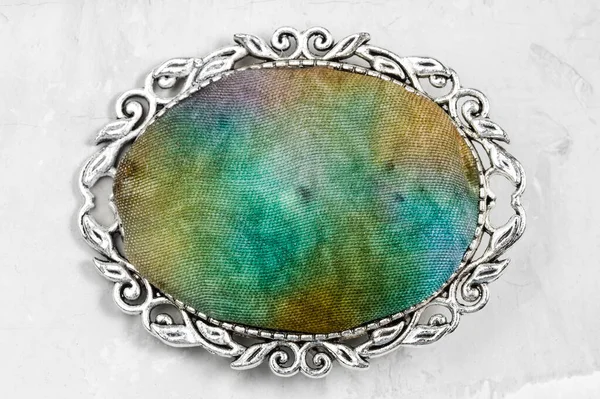 Broche Prata Oval Com Batik Inserção Seda Colorida Mão Placa — Fotografia de Stock